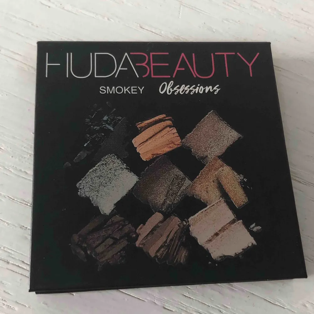 Huda beauty palett (mini) i färgen Smokey  Helt oanvänd/ny . Accessoarer.