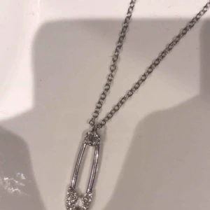  - Jätte gulligt säkerhets nål halsband, väldigt trendigt just nu🖇👊🏻