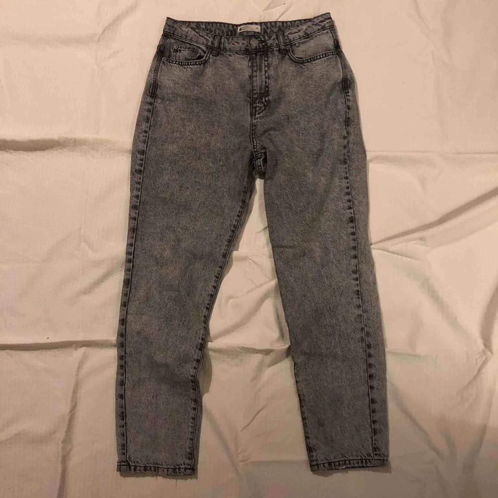 Ljusgråa mom jeans med mörka detaljer från Gina Tricot. Väldigt sällan använda. Köpta för 400 kr 💞. Jeans & Byxor.