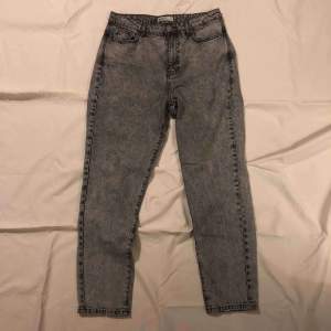 Ljusgråa mom jeans med mörka detaljer från Gina Tricot. Väldigt sällan använda. Köpta för 400 kr 💞