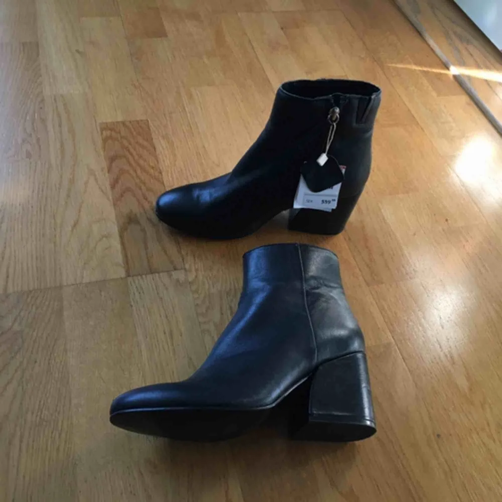 Säljer dessa helt nya, ÄKTA läder boots. Köpt på Pull & Bear. Storlek- 36 dock är dom lite större i storlek så passar möjligtvis en liten 37. . Skor.
