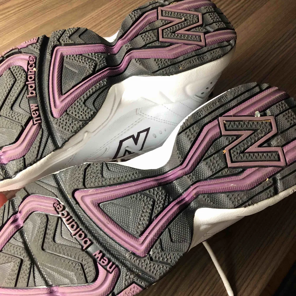 New Balance 608 i fint skick. Använda ett fåtal gånger, lite små i storleken och skulle säga att de mer är en 38,5. Frakt tillkommer. . Skor.