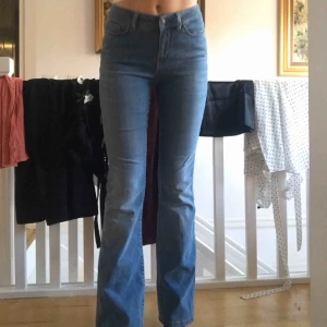  - Säljer dessa bootcut jeans från vero Moda. Fint skicka använda några gånger. Säljer pga för korta. Köparen står för frakt 64kr beroende på spårbar eller inte🌸🌸🌸