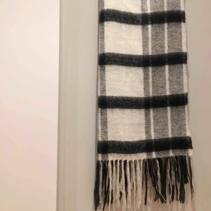  - Helt ny halsduk från HOPE.  Nypris: 1600:- Priset är inklusive frakt. 