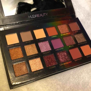  - Huda beauty sminkpalett, aldrig använd/ny Säljes då jag fick den i present. Dock hade en gått sönder (TURKISH DELIGHT) men jag försökte laga den så gott jag kunde🥰  men funkar ändå lika bra. KOM MED EGNA PRISER!!!