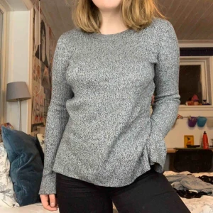 - Gråmelerad stickad tröja med slits i ärmarna.  Fri frakt 👩‍❤️‍💋‍👩🥰💞🌈