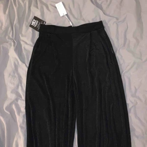  - Raka och glittriga byxor från Nelly, prislapp sitter kvar pga att dom aldrig kommer till användning, köparen står för frakt