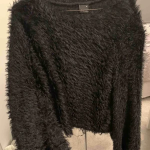  - En mysig tröja från Ginatricot, köppt för 250kr  Svart  Puffiga armar 