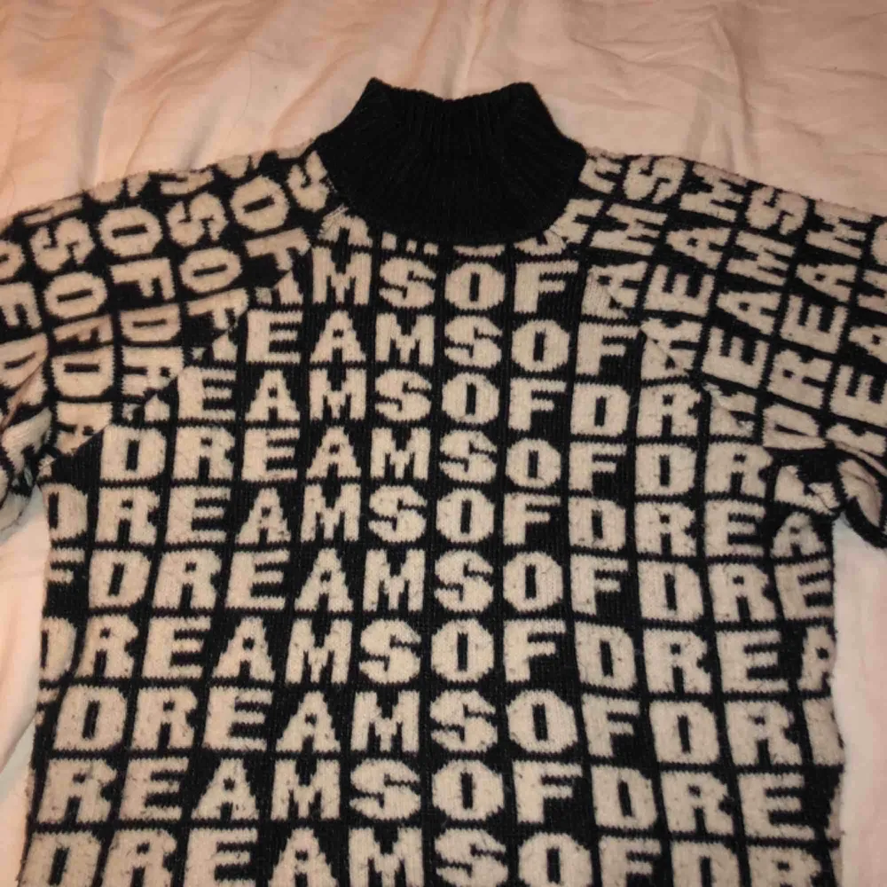 Säljer denna as snygga stickade tröja från H&M, inköp ca vår/sommar 2018 och använd flitigt!!. Toppar.
