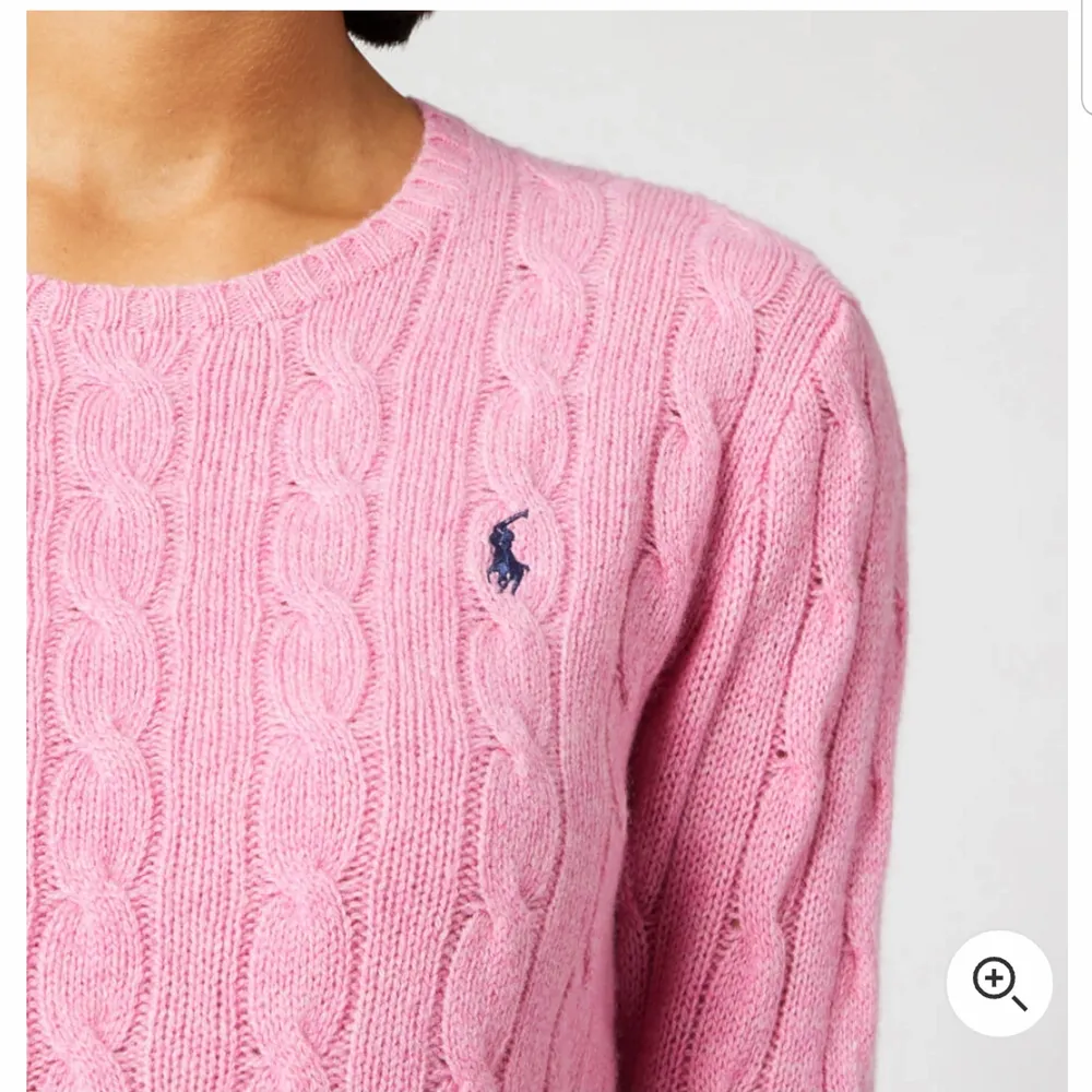 En vacker ralph Lauren rosa stickad tröja. Storlek M-S, passar båda perfekt. Använd max 3 gånger, är som helt ny. Kan fraktas :). Övrigt.