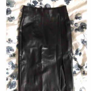  - Jättefin skinnkjol (Fuskläder) med slits som är perfekt till hösten. Jag köpte den förra året men blev aldrig använd tyvärr. 