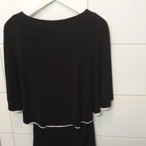  - Klänning från Ralph Lauren,  storlek 34, använd en gång, väldigt ny. Köptes för 1000