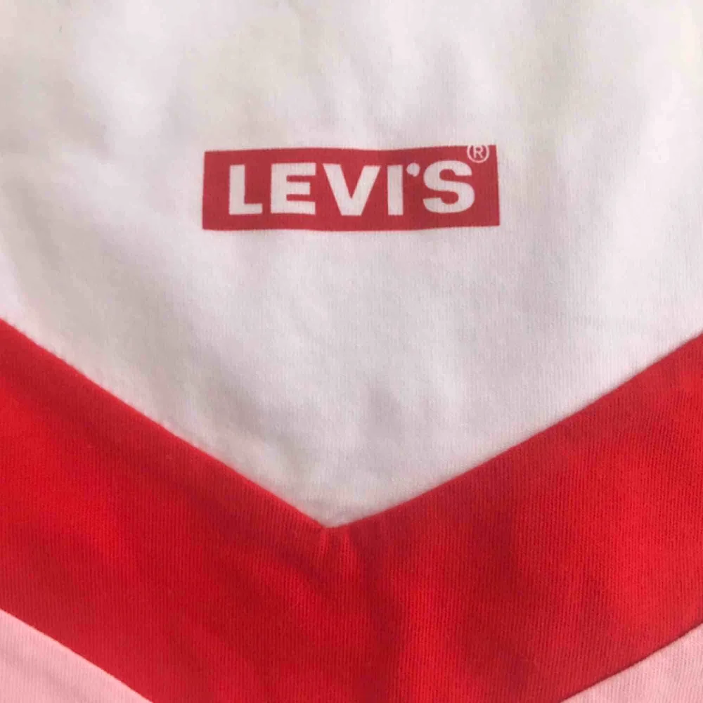 Levi’s t-shirt i storlek S Helt ny, lappar kvar  Köparen står för frakt ~45kr. T-shirts.