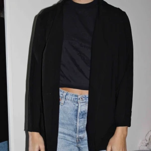  - Vad är inte snyggare än en svart blazer? Denna är relativt tunn och har en fin passform! Köparen står för frakten🥰