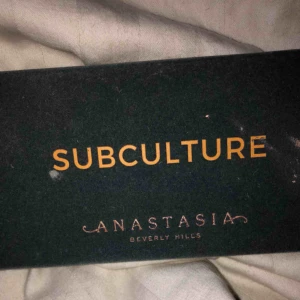  - Säljer min subculture palett för har typ aldrig använt den. Väldigt höstiga färger🍁 Dock är den lite smutsig. Köpt för 565kr på kicks. Rengörs självklart innan