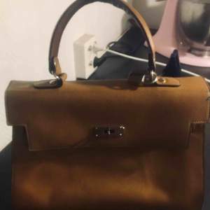 Vintage väska köpt i Paris Liknar lite en Hermes Birkin bag