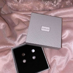  - Super fina örhängen från Edblad. Säljer pågrund av att jag inte har haft användning av dessa. Ca. 249 styck i butik.