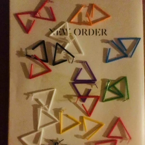  - Nya örhängen i många färger  80-tal /New wave  Hel påse- 12 par kostar 49kr och frakten 42kr