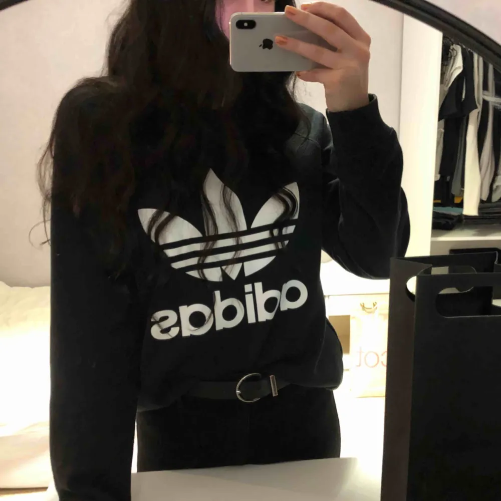 Mysig sweatshirt från Adidas. Köpt på herravdelningen i Joel Jolina. Fint skick!  Storlek M.  Jag kan dela på frakten <3 . Hoodies.