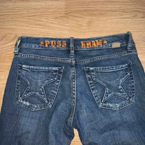  - Skit snygga jeans!! Tyvärr för stora på mig :( lågmidjade