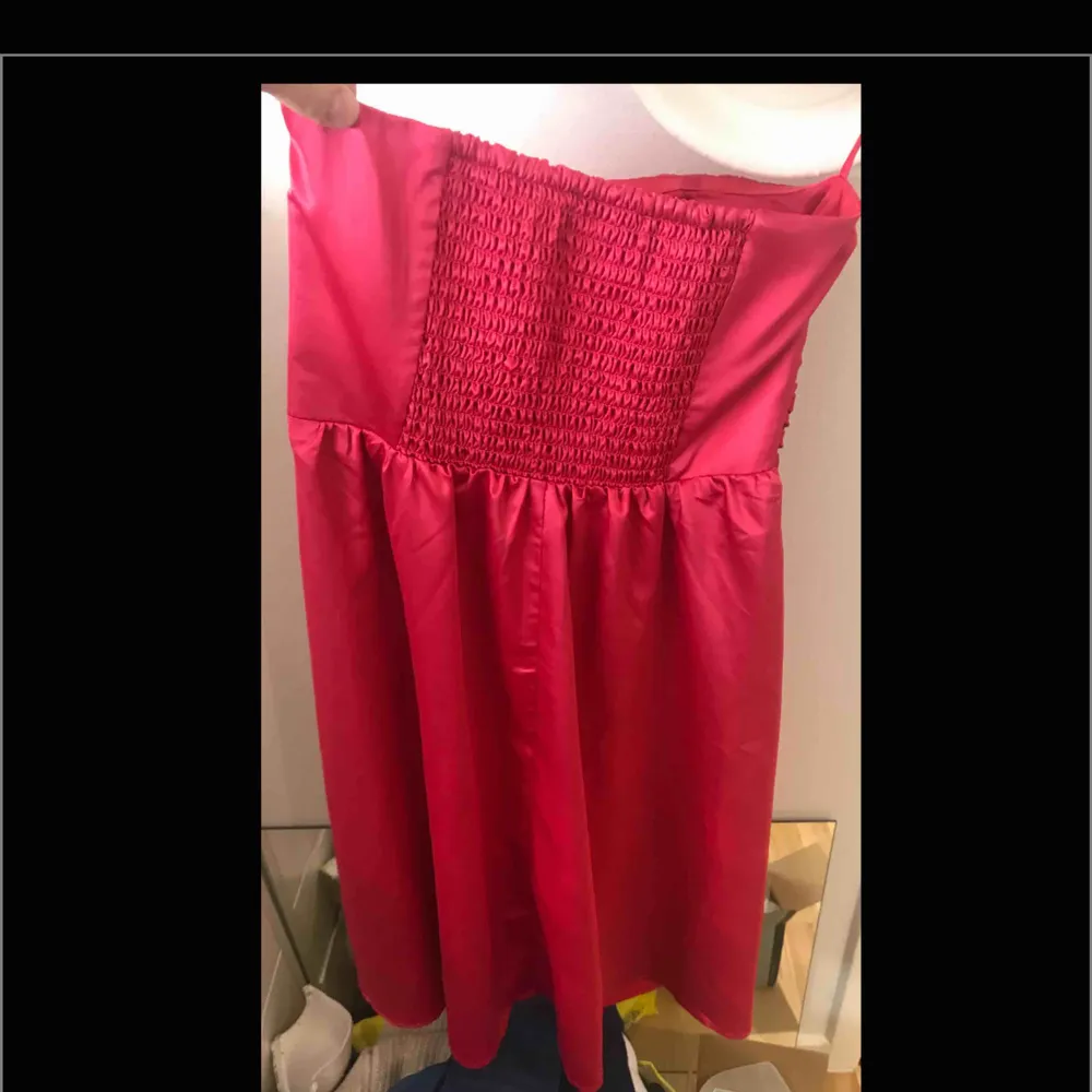 Rosa klänning utan band från ginatricot i storlek 34 Använd en gång. Klänningar.