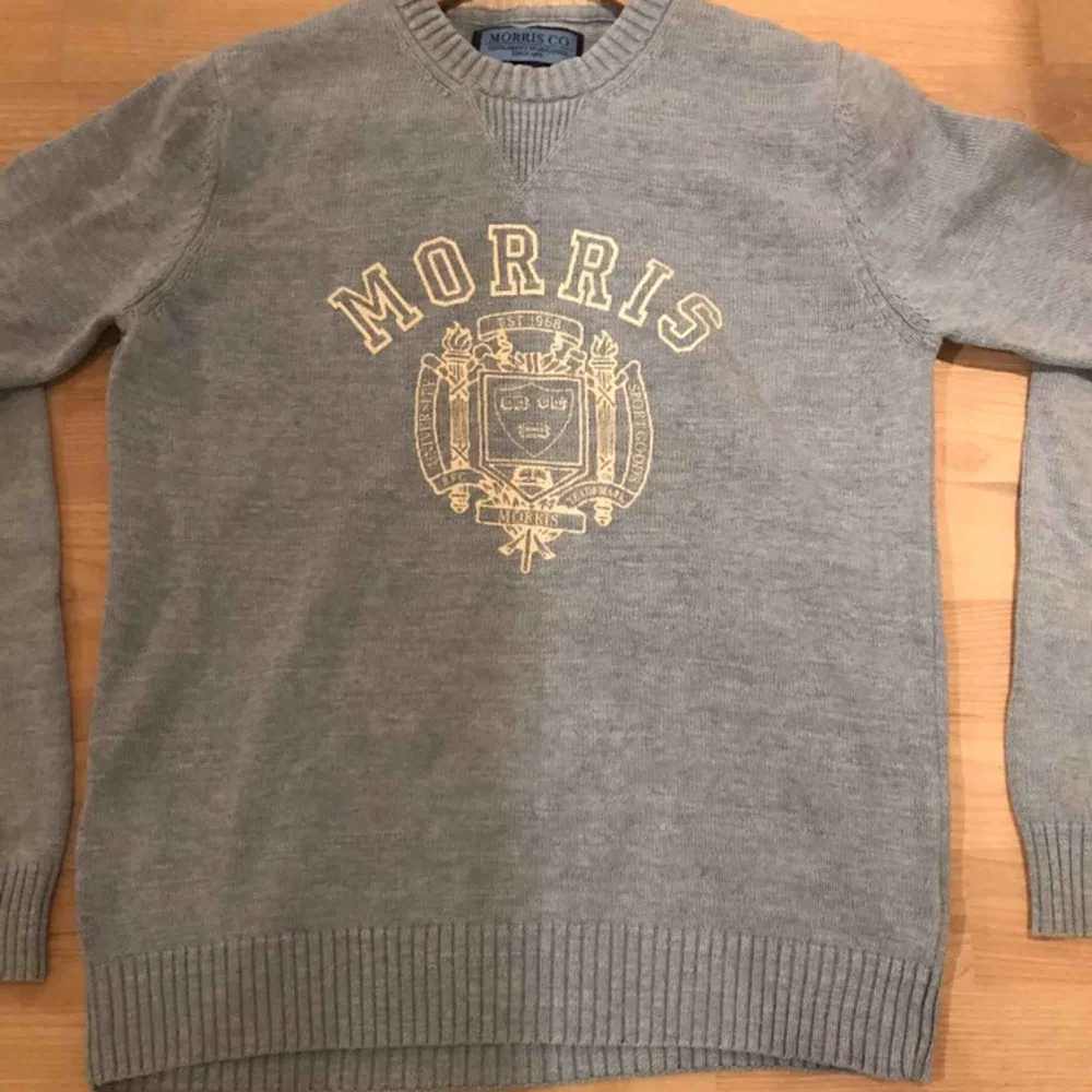 En ljusblå, stickad Morris tröja i mycket bra skick. Inga tydliga slitningar. Herrstorlek S.  Möts upp i Stockholm.. Tröjor & Koftor.