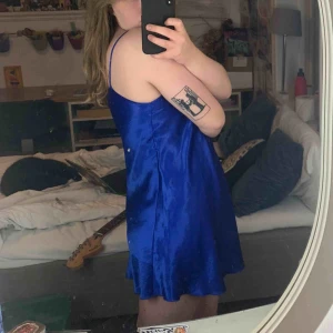  - Blå satinklänning med brodyr. Jättefin men kort, jag är 158 cm. Annars kan man ha den som linne elr sovklänning/lingerie. Det står ingen storlek i men jag brukar ha s-m och den sitter fint på mig. Pris är inkl frakt.