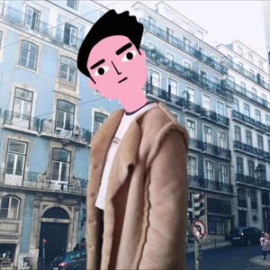  - Kappa i mockaimitation med fuskpälsfoder från hm. Väldigt sparsamt använd, rätt snäv i axlarna. Knäpp-knappar och luddigt foder i hela jackan (även i ärmarna) ergo = varm och sjukt gosig vinterkappa.