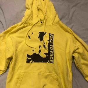  - Världens snyggaste hoodie från caliroots. Jag köpte den här på plick men har inte fått användning för den. Dock är den supermysig och i superskick!! Lite oversized så passar M så gott som S. 200 ink frakt. Kontakta mig om fler bilder önskas 🥰❤️