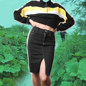  - Svart jeanskjol med kontrastsömmar från Bershka. Mkt stretchig. Använd 2 gånger, säljer pga hatar kjol + denna grymma förtjänar att bli buren, väldigt flattering på. 