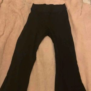  - Yoga pants ifrån Gina Tricot. Storlek xs men passar s med.  Frakt står köparen för Pris kan diskuteras!