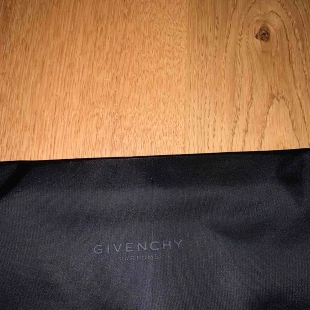 Givenchy Washbag/Pouch Helt ny, aldrig använd. Accessoarer.