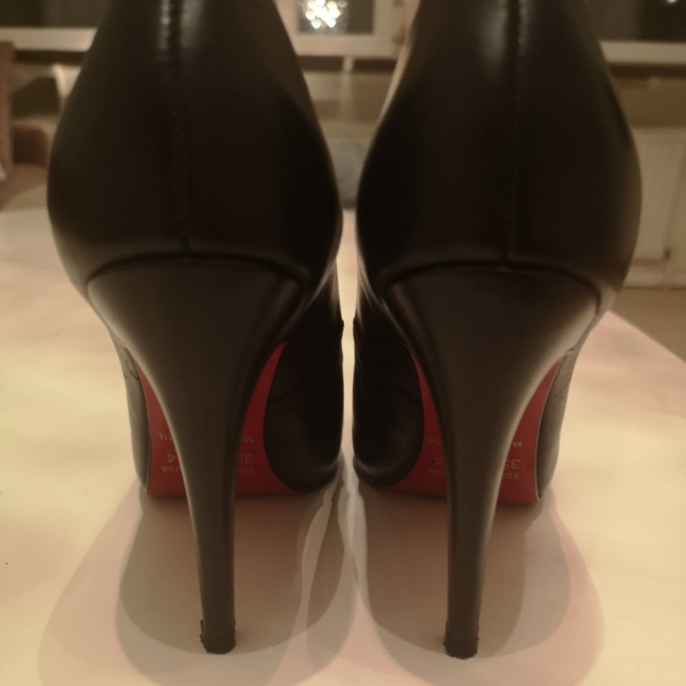 Pumps i skinn aldrig använda liknar louboutin skor men den röda undersidan och modellen . Skor.