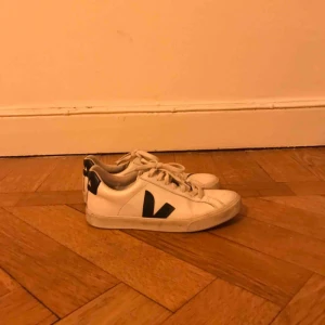  - Skor, använda en sommar. Från märket Veja