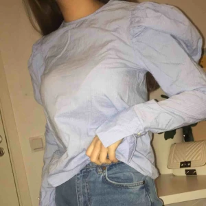  - Ljusblå tröja med puffarmar