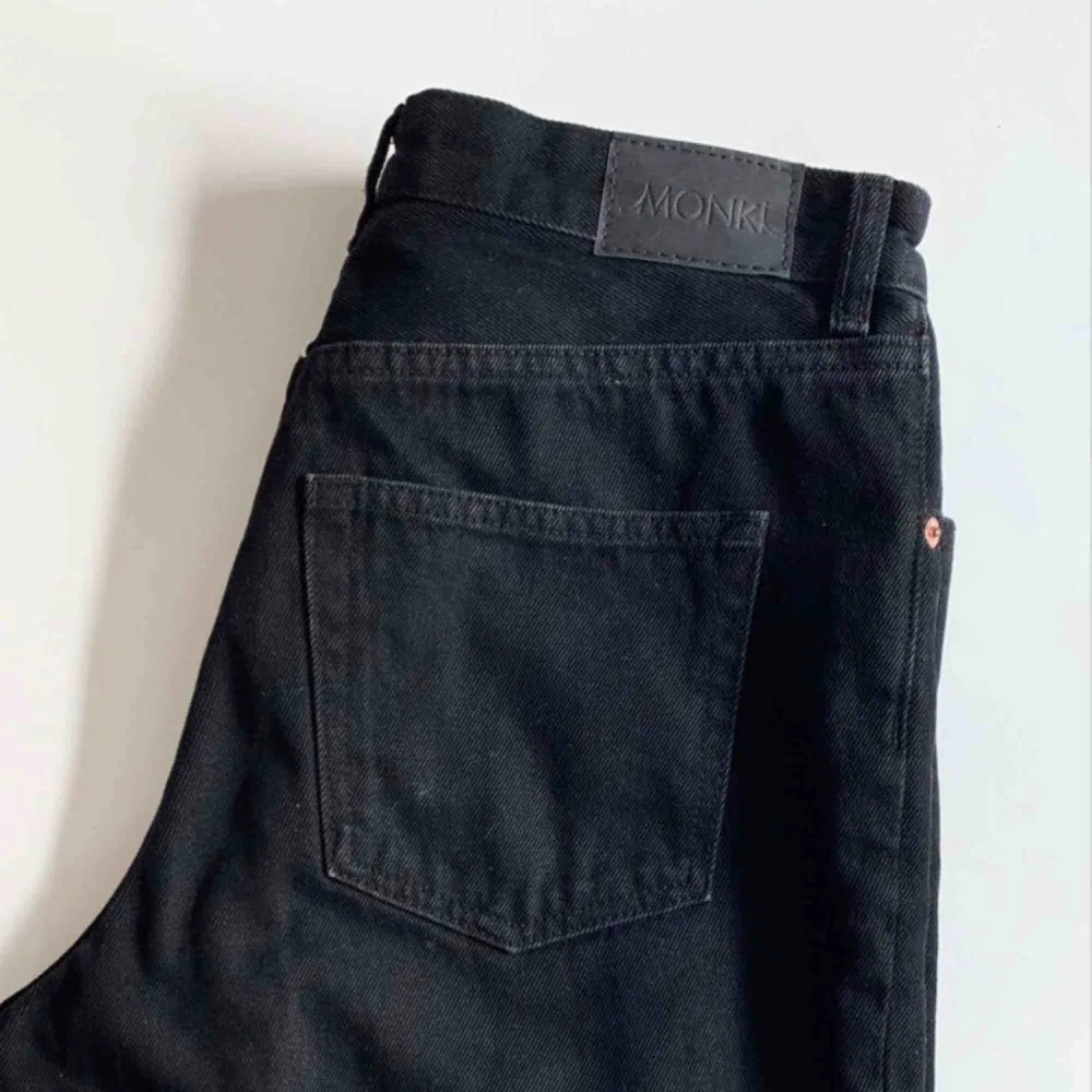 Jätte snygga monki jeans som tyvärr aldrig kommer till användning! Använda 1 gång. Nypris 400. Frakt 59kr. Jeans & Byxor.
