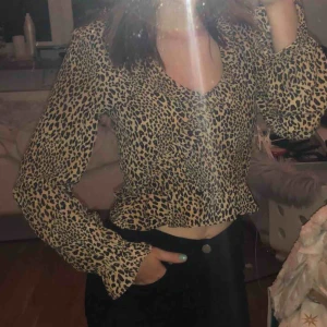  - Storlek: 32/xxs Gullig leopardblus med volanger! Inte stretchig material. Kan mötas upp i Stockholm eller frakta❤️
