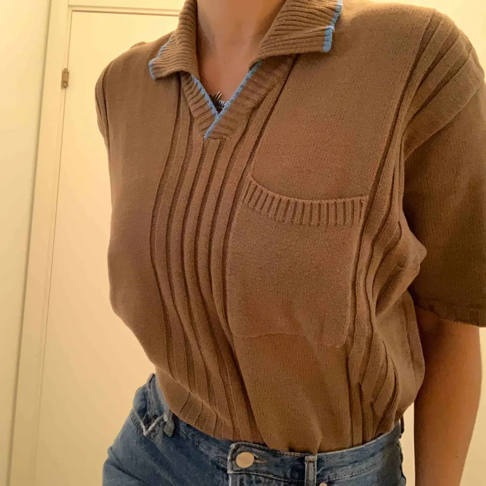 Pris inkl frakt. Vintage tröja så märket är okänt, finns en ficka på bröstet. Jag har den instoppat i byxorna men annars är den rätt lång.. Tröjor & Koftor.