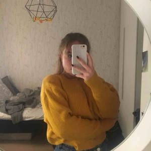  - En gul stickad tröja från Zara! Använd 1 gång så är som ny och den är EXTREMT skön. Köparen står för frakten