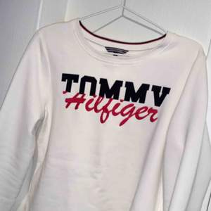 Säljer min fina Tommy Hilfiger tröja som är inköpt på NK. Den är använd ett fåtal gånger men i fint skick. Säljer pga att den inte kommer till användning. Pris kan diskuterad vid snabb affär. Köparen står för frakt