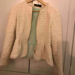  - Superfin Zara jacka i en créme vit färg med en fin turkos färg inuti. Jackan har lite glitter i som syns i vissa ljus. Skulle även passa en person som vanligtvis har XS 