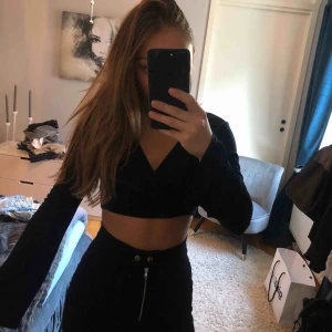  - Söt topp, går att ha omlott eller knyta fram till. Fint skick! 