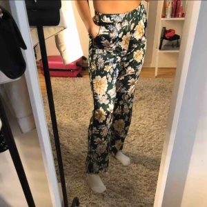  -   Relativt nya siden kostymbyxor, såå snygga😍 Säljes pga att jag redan har ett par liknande