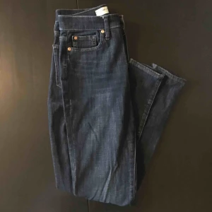  - Stuprörsjeans från Gap. ”True skinny, super high rise”. Supersköna att ha på sig, som ett par leggings. Köpte dem för att prova om modellen var för mig, men gillar inte stuprör. Söker därför nytt hem!