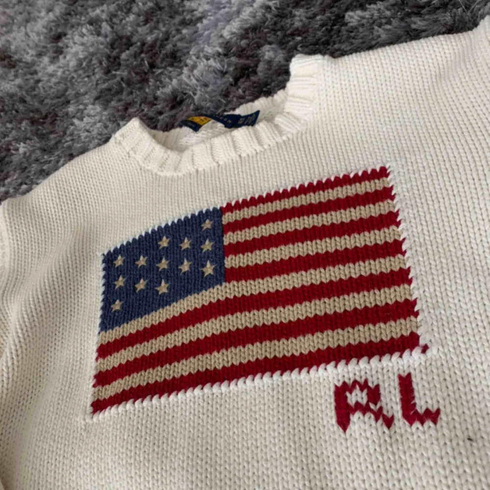 Polo ralph lauren tröja, köpt för 1 år sedan. Storlek Xs men är stor i storleken så passar även S. Nypris 1325. Använd endast en gång. Stickat.