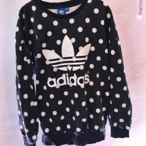  - Crewnecktröja i tunnare material ifrån Adidas. Välanvänd men i gott skick. Köpt från Junkyard.se (499kr)  Frakten är inräknad i priset 