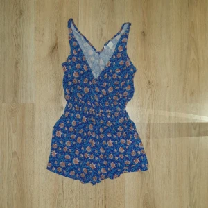  - Somrig och fin jumpsuit, tyvärr lite liten för mig