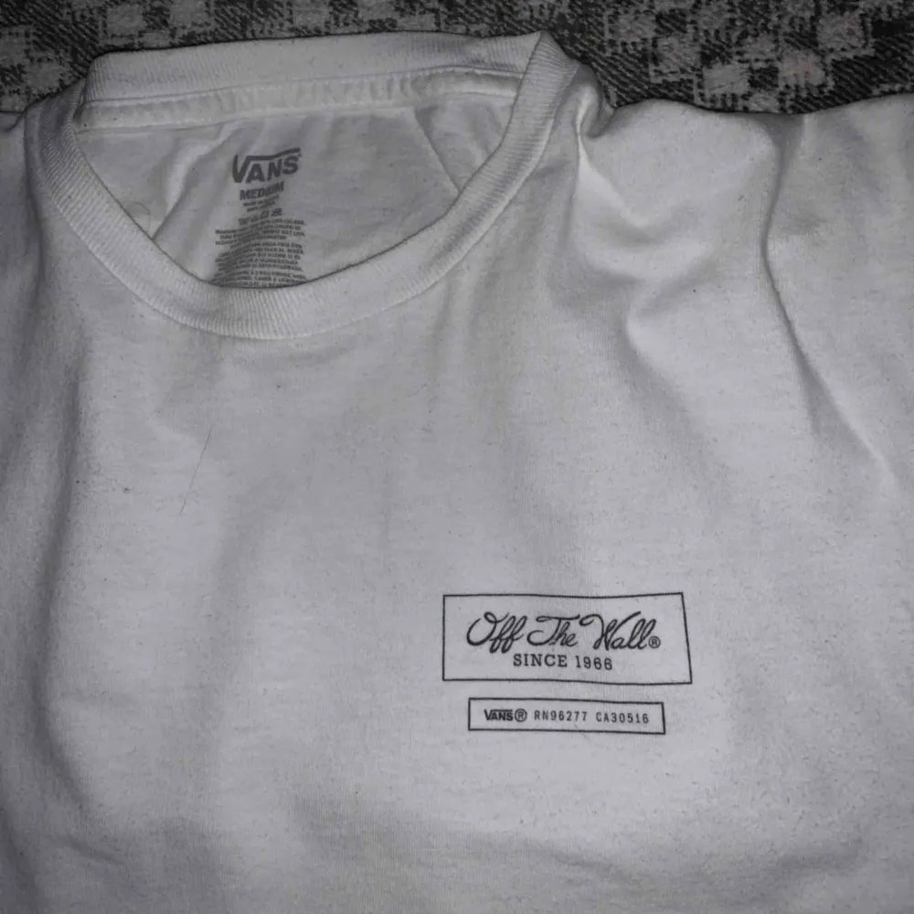 Sällsynt och vintage t-shirt från Vans. Köpt i Miami. Sparsamt använd, perfekt skick. 100kr eller högsta bud. . T-shirts.