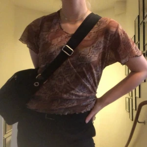  - Supersöt topp från humana i meshtyg! Känns lite finare så passar både till fest eller till vardags😊 passar även som en oversized tröja på en XS eller S (jag har S)