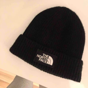  - En svart the north face mössa || köpt för 299kr säljer för 150 + frakt 😇
